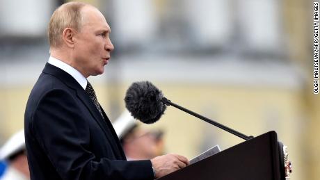 Der russische Präsident Wladimir Putin hält am 31. Juli 2022 in St. Petersburg eine Rede zum Tag der Marine.