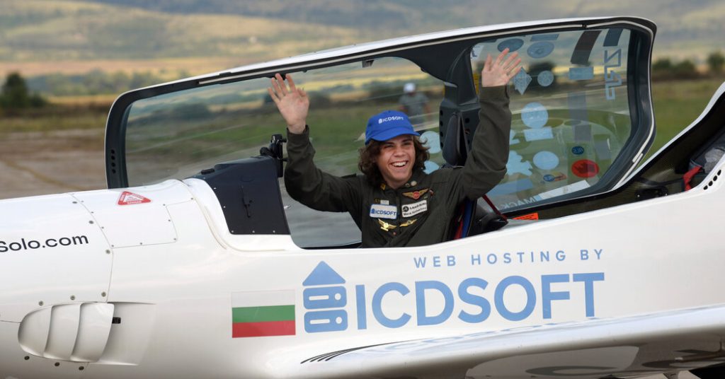 Teenager-Pilot umrundet allein die Welt und stellt einen Weltrekord auf