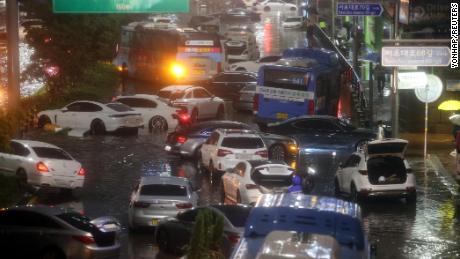 Verlassene Autos füllen am 8. August bei starkem Regen in Seoul, Südkorea, eine Straße in einem überschwemmten Gebiet.