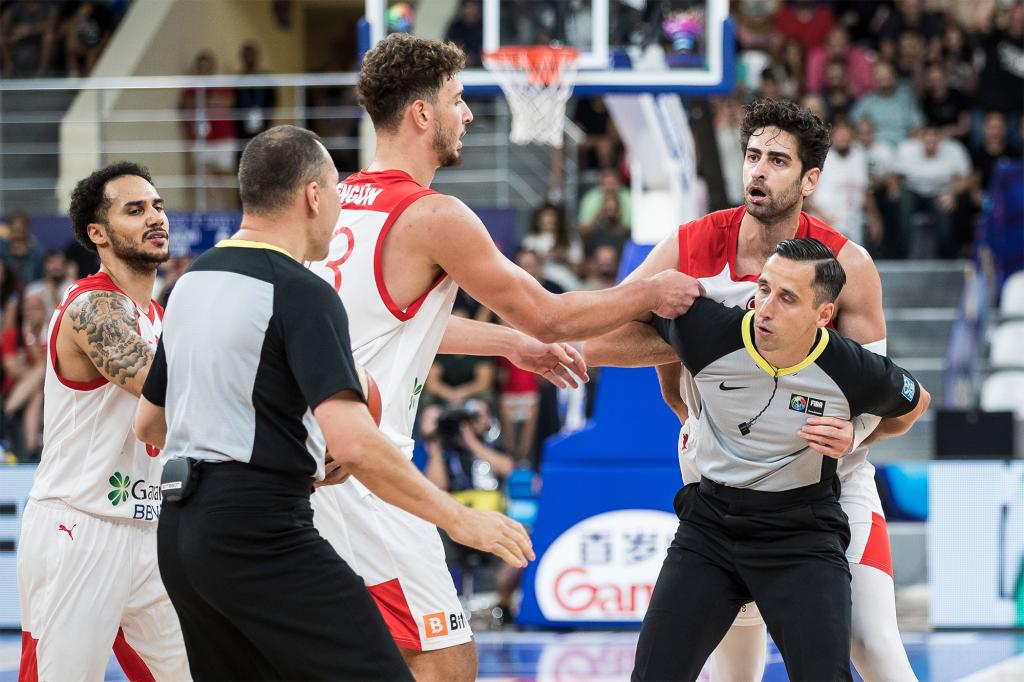 Es wird behauptet, dass Furkan Korkmaz nach dem EuroBasket-Spiel von Spielern aus Georgien angegriffen wurde