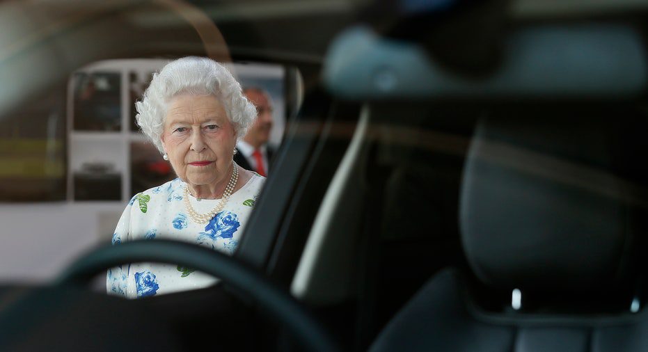 Queen Elizabeth schaut aus dem Fenster eines Range Rovers