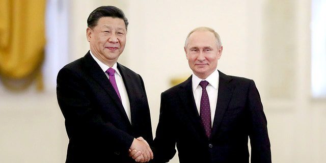 Der russische Präsident Wladimir Putin schüttelt seinem chinesischen Amtskollegen Xi Jinping die Hand.