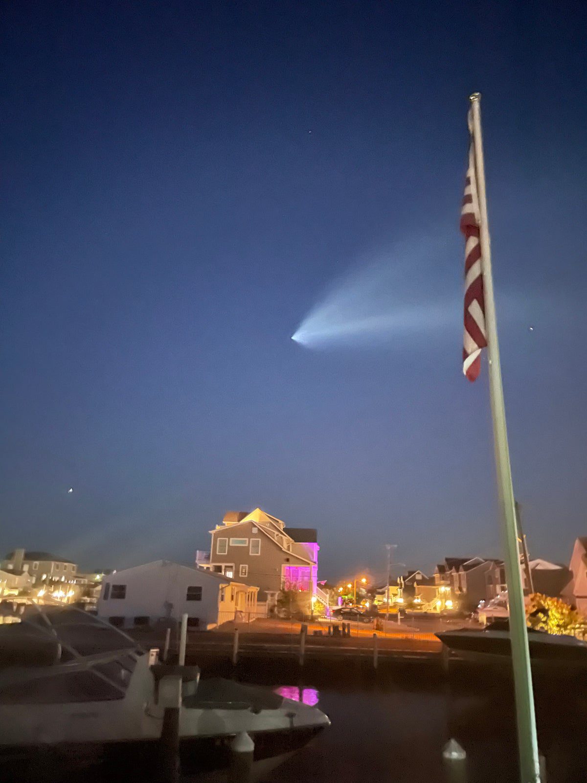 Der Kondensstreifen einer SpaceX Falcon 9-Rakete über dem Toms River.  Bild mit freundlicher Genehmigung des News 12-Zuschauerpaars aus New Jersey, Michelle Arusha.