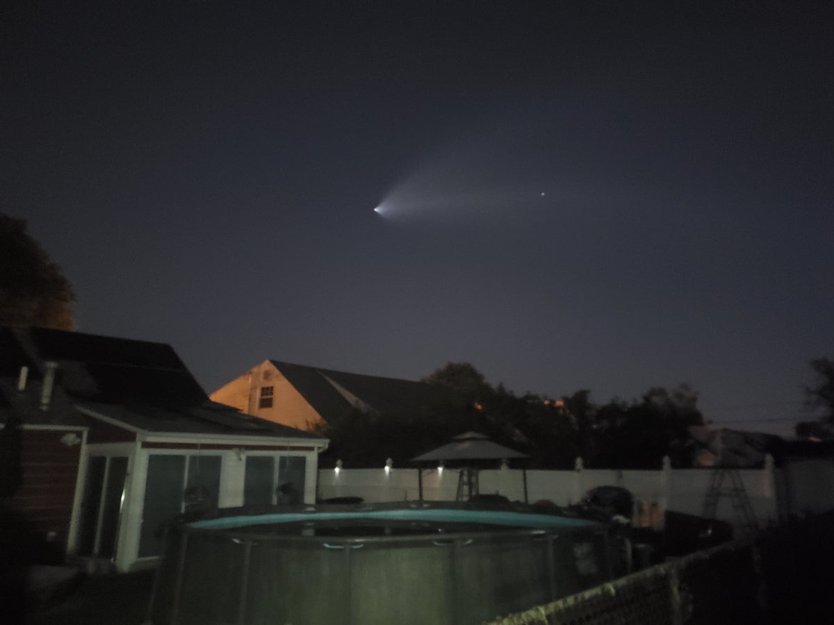 Der Kondensstreifen einer SpaceX Falcon 9-Rakete über Cartart.  Bild mit freundlicher Genehmigung von Zuschauerin News 12 New Jersey Zuschauerin Joanne Best Pollman.
