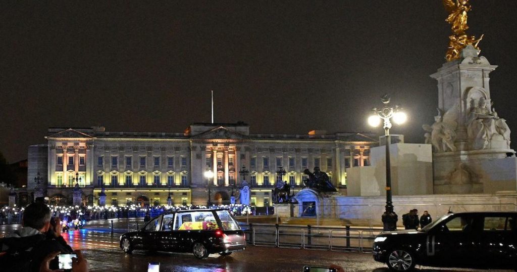 Der Sarg von Königin Elizabeth II. kommt im Buckingham Palace in London an