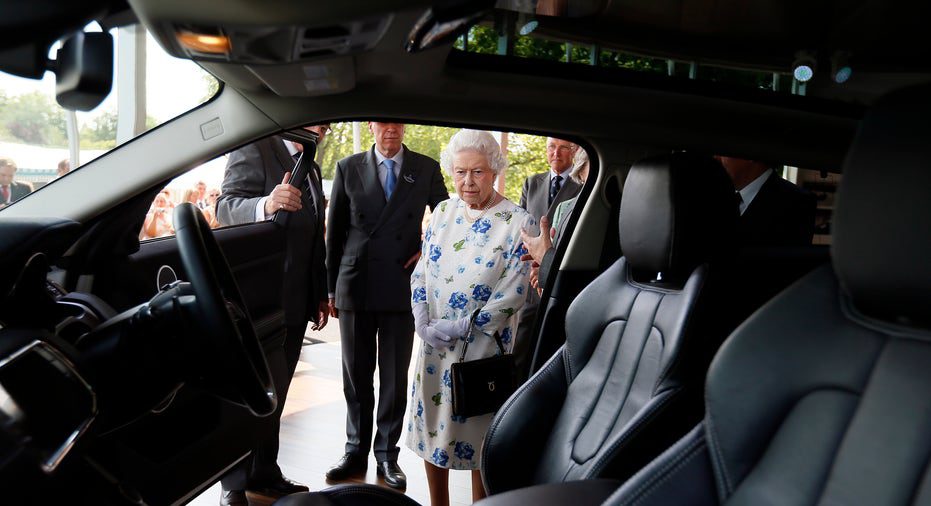 Queen Elizabeth blickt auf einen Range Rover