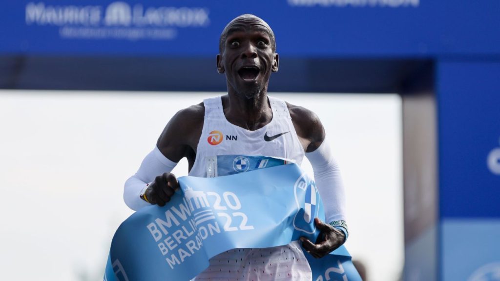 Kenianer Eliud Kipchoge stellt Weltrekord beim Berlin-Marathon auf 2:01:09