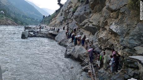 Bewohner klettern auf Felsen, um Überschwemmungen im Wadi Kalam, Nordpakistan, am 4. September 2022 zu vermeiden.