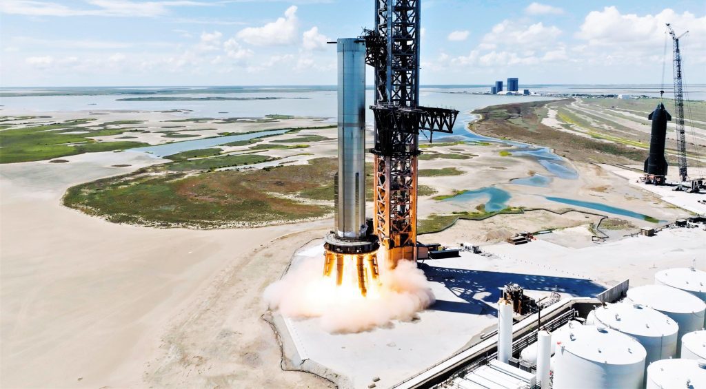SpaceX bricht den Rekord für das Testen von Raumfahrzeugen und nimmt den nächsten Startrampen-Booster auf
