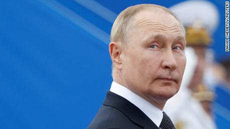 Russische Beamte müssen mit Geldstrafen rechnen, nachdem sie behaupteten, & # 39;  Kündigung & # 39;  Präsident Putin