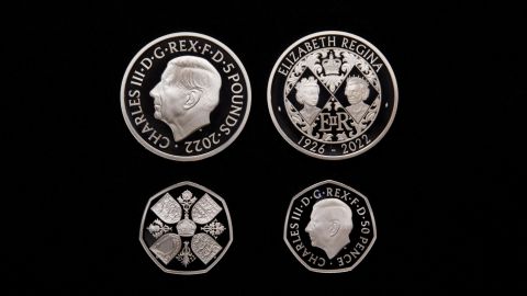 Die Rückseiten der 5-Pfund- und 50-Pence-Münzen erinnern an Queen Elizabeth II.
