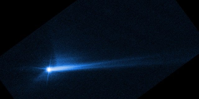 Diese Bilder des Hubble-Weltraumteleskops der NASA vom 8. Oktober 2022 zeigen Trümmer, die von der Oberfläche von Demorphos explodieren, 285 Stunden nachdem der Asteroid am 26. September absichtlich mit der NASA-Raumsonde Dart kollidierte. 