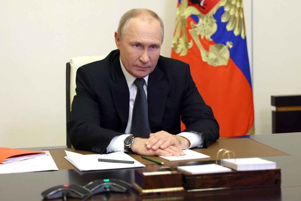 Putin verschärft den Griff auf die Ukraine und Russland mit dem Kriegsrecht