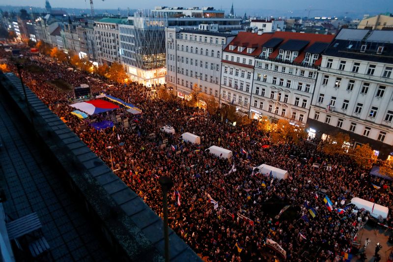 Tschechen demonstrieren gegen den zunehmenden Extremismus und bekunden ihre Unterstützung für die Ukraine