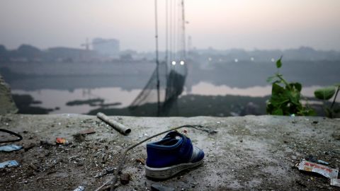 Ein Schuh liegt in der Nähe einer beschädigten Hängebrücke in Morbi, Indien, 1. November 2022. 