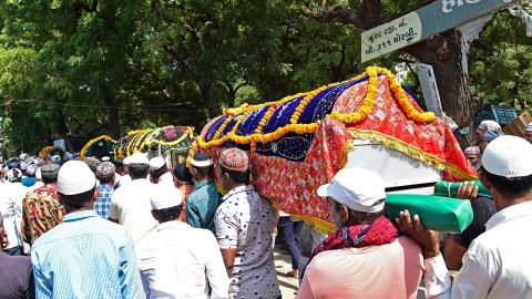 Trauernde nehmen an einem Trauerzug teil, während sie die Särge von Opfern tragen, die starben, nachdem am 31. Oktober 2022 in Morbi im indischen Bundesstaat Gujarat eine Brücke über den Machu-Fluss eingestürzt war. 