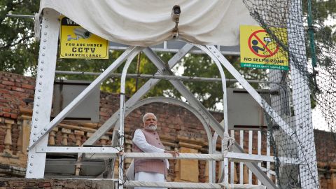 Der indische Premierminister Narendra Modi besuchte am Dienstag den Ort des tödlichen Brückeneinsturzes in Westindien. 