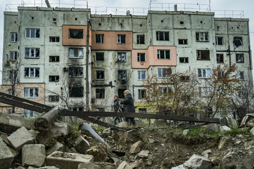 Ein Gebäude wurde nach einer Schlacht zwischen der ukrainischen und der russischen Armee in Archangelsky zerstört.