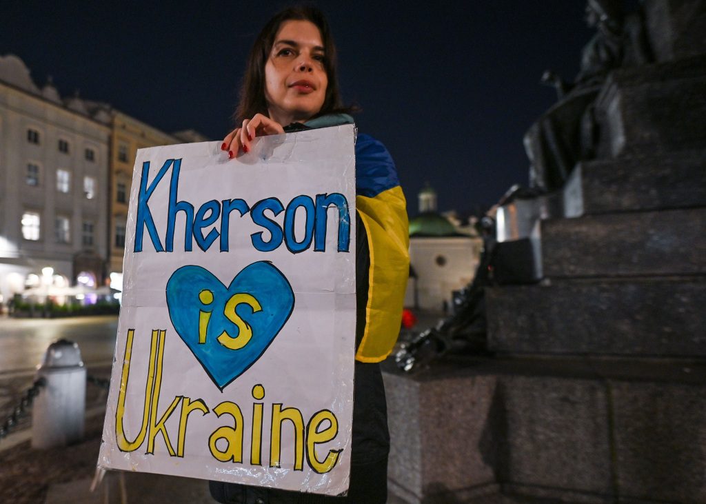 Ein ukrainischer Demonstrant wird während eines Solidaritätsprotestes mit der Ukraine auf dem Hauptplatz von Krakau gesehen.