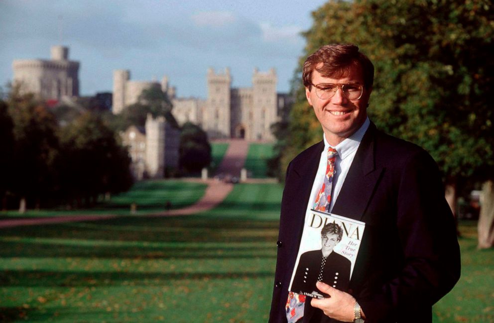 Foto: Autor Andrew hält ein Exemplar seines Buches vor Schloss Windsor.