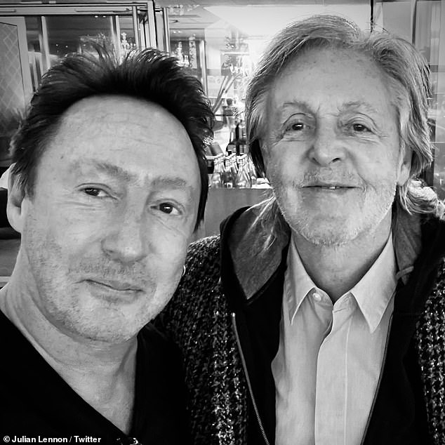Toll!  John Lennons Sohn Julian (links) ging am Samstag zu Twitter, nachdem er in der Flughafenlounge den Beatle-Kollegen seines verstorbenen Vaters, Sir Paul McCartney (rechts), getroffen hatte.