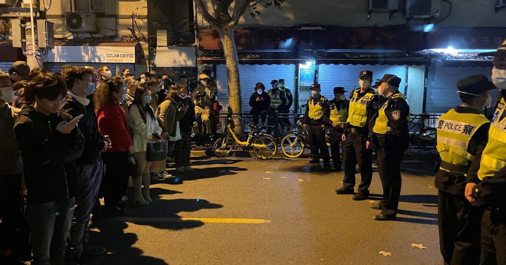 Demonstranten und Polizisten in Shanghai drängen sich, während die Wut über Chinas Beschränkungen der Ausbreitung des Coronavirus zunimmt