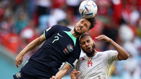 Matthew Leakey aus Australien kämpft während des Spiels der Gruppe D zwischen Tunesien und Australien um einen Kopfball gegen Aissa Ledouni aus Tunesien.