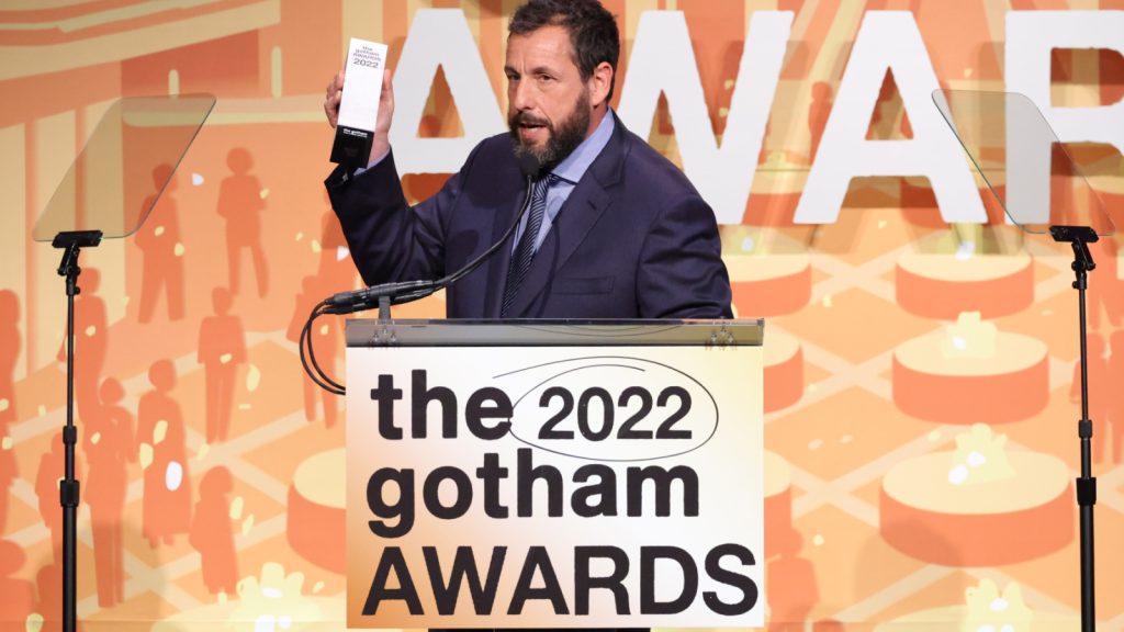 Adam Sandler lässt seine Töchter eine wilde Gotham-Preisrede schreiben - Rolling Stone