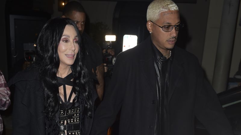 Cher erinnert die „Hasser“ daran, dass sie jedermanns Hand halten kann, die sie will