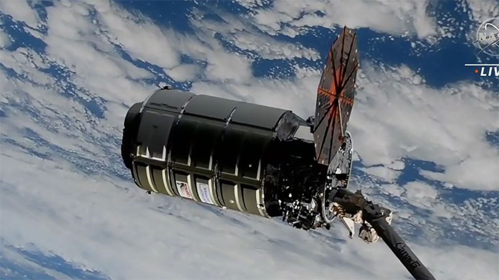 Das Frachtschiff Cygnus erreicht die Raumstation mit nur einem funktionierenden Solarpanel