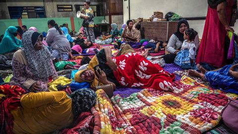 Nach dem Ausbruch des Vulkans Mount Semeru in Lumagang, Ost-Java, am 4. Dezember 2022, suchen Menschen in einem Gemeindesaal im Dorf Kandipuru Zuflucht.