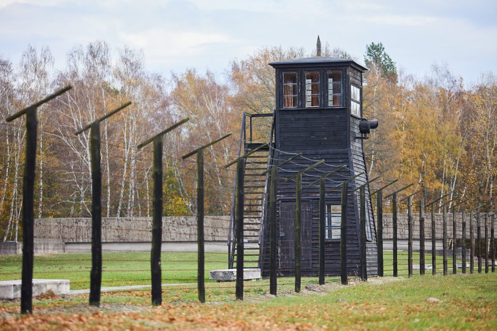 Ein Nazi-Wachturm auf dem Gelände des Konzentrationslagers Stutthof.