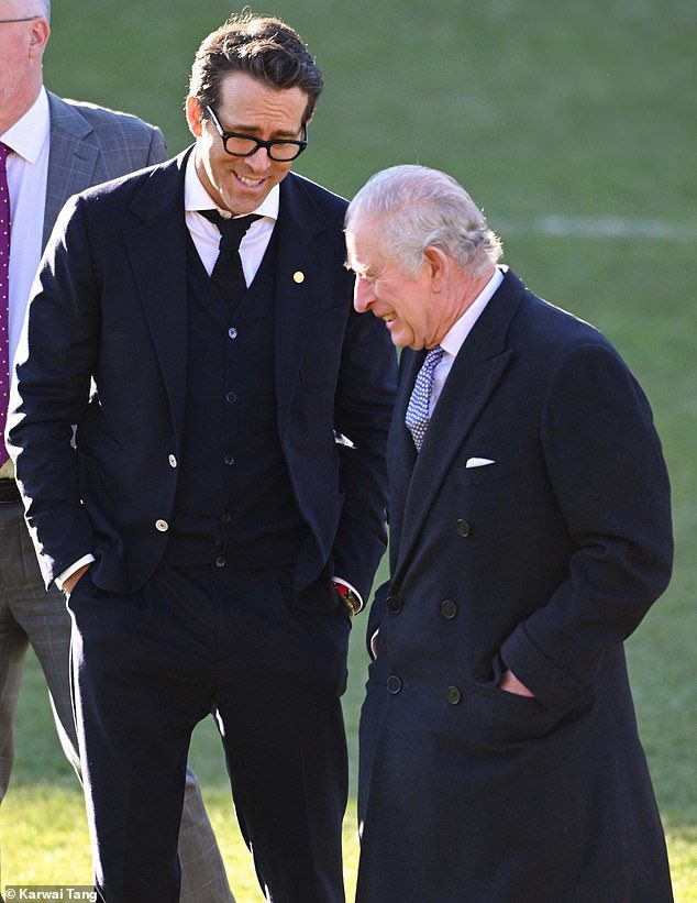 King Charles schien einen Witz mit Hollywood A-Leicester Ryan Reynolds zu teilen – der den walisischen Fußballverein im Februar 2021 kaufte