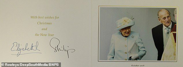 Dieses Foto zeigt eine Weihnachtskarte der verstorbenen Queen und Prinz Philip