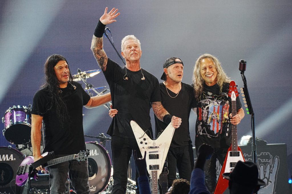 Metallica kehrt auf die Bühne zurück, nachdem sie ihren Prozess verloren haben, und gewinnt bei der Benefizshow Helping Hands