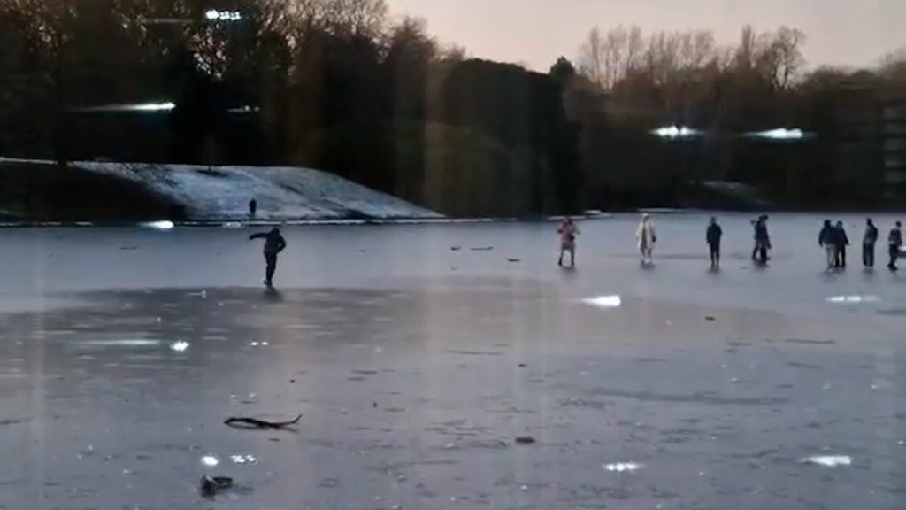 Menschen griffen Zuschauer an, die sie warnten, während sie in einem zugefrorenen See spielten