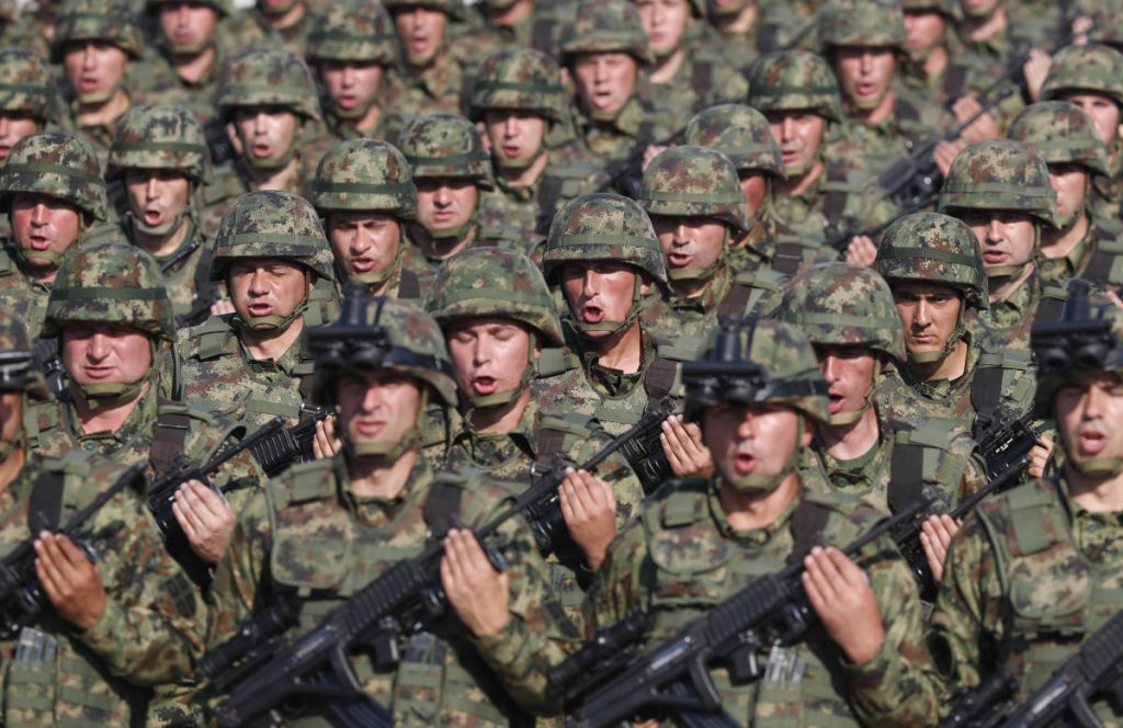 Angesichts zunehmender Spannungen strebt Serbien die Rückkehr seiner Streitkräfte in den Kosovo an