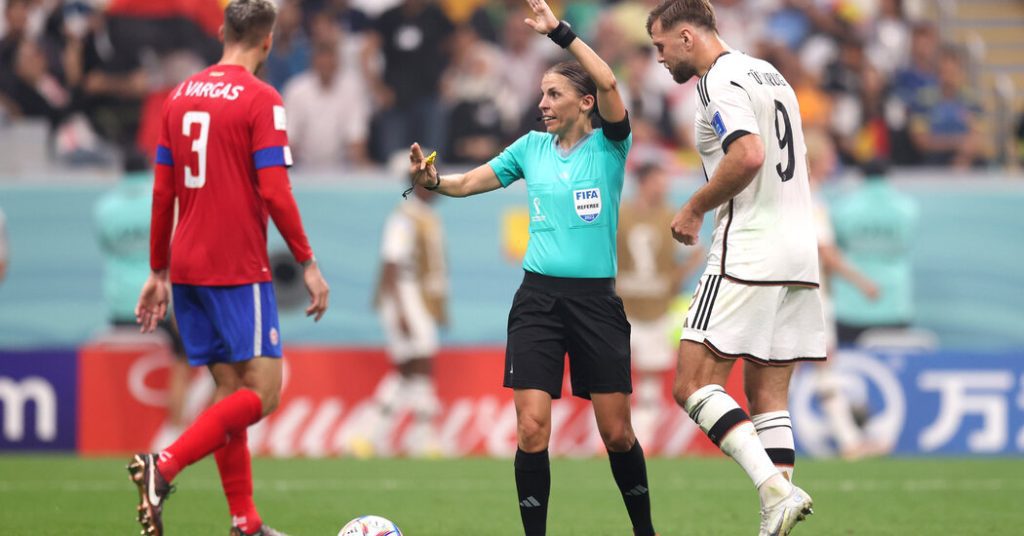 Schiedsrichterin Stephanie Frappart leitet das erste rein weibliche Team bei einer WM