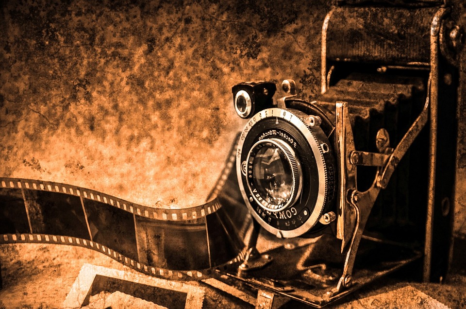 Unsichtbare Meister des Drehbuchs: Die Rolle von Ghostwritern in der Schweizer Film- und Fernsehindustrie